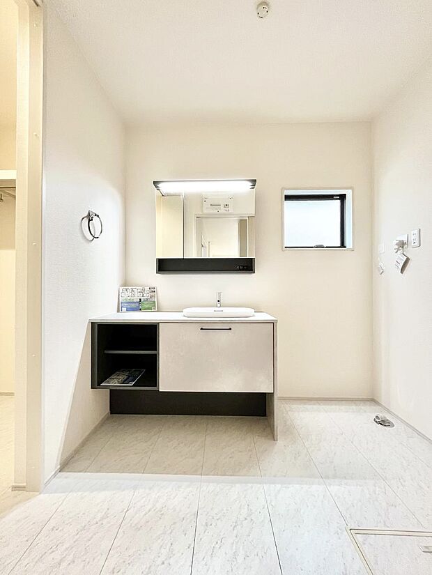 明るい洗面所は毎朝の身支度も楽しくできちゃいそうです。