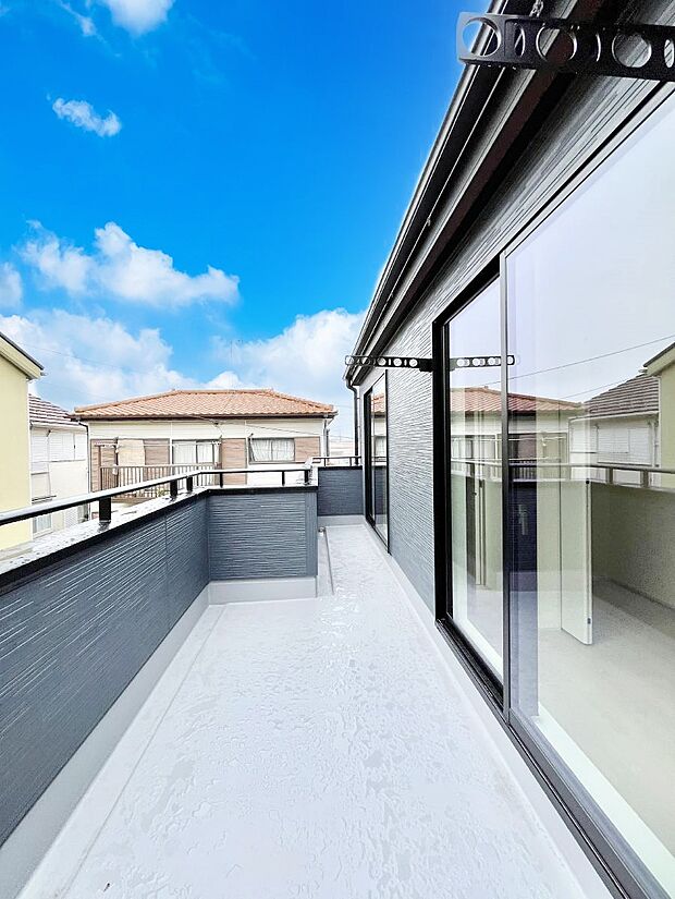 ゆったりバルコニーだから沢山お洗濯ものを干せます。