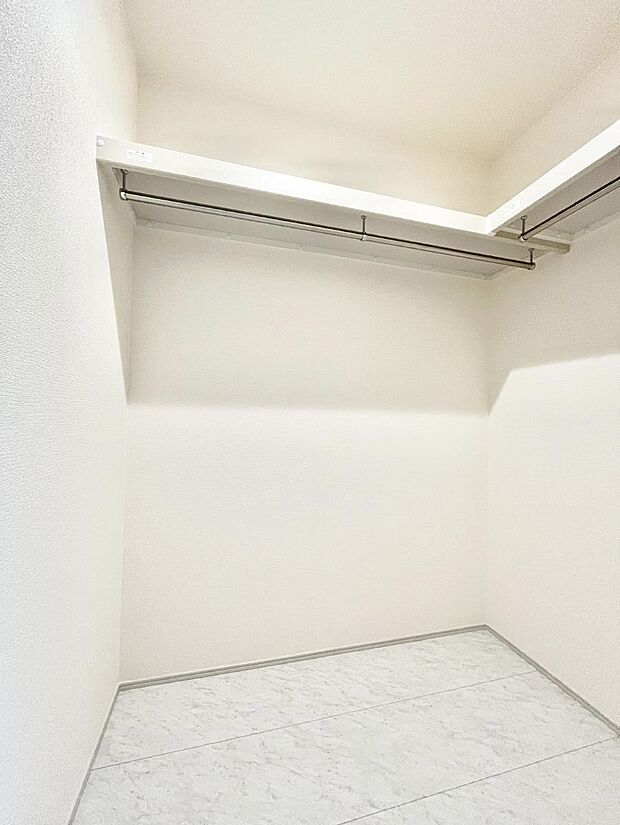 ウォークインクローゼットの活用で生活空間スッキリ