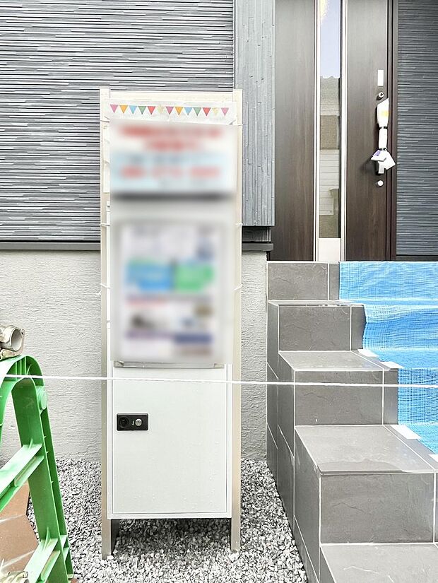 表札・インターホン・ポスト・宅配BOXをひとつに集約。エントランスになじむシンプルデザイン。