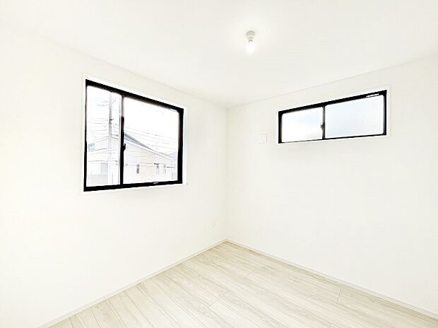 2面採光の洋室。窓から入り込む陽光がお部屋全体を優しく包み込みます!