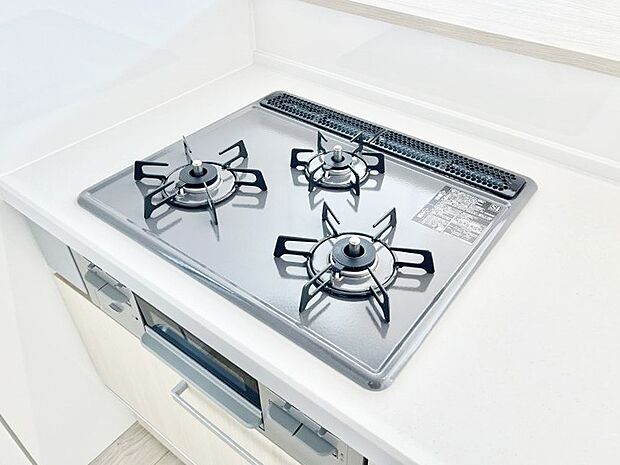 ガスコンロはＳｉセンサー搭載。火力調節や焦げ付き・消し忘れも防いでくれます。