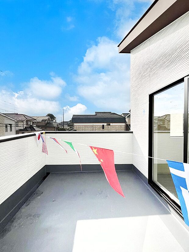 奥行たっぷりのバルコニー。毎日のお洗濯やお布団干しに大活躍しそうですね!