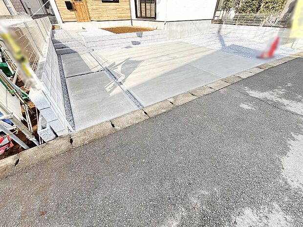 車の出し入れスムーズ!並列駐車2台分のカースペース付きです。