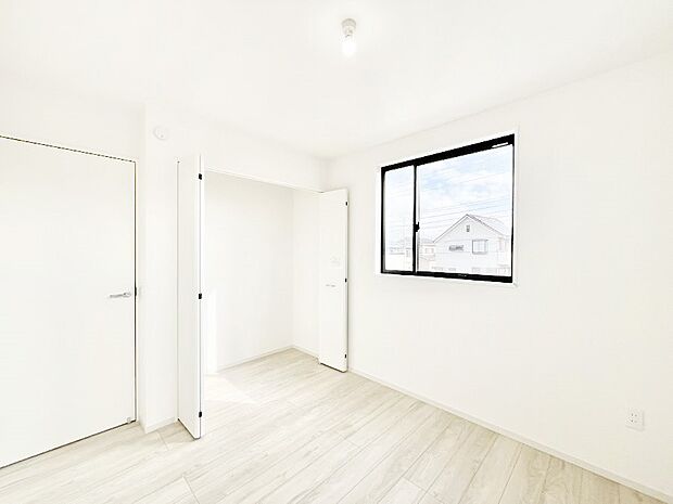 洋室にはクローゼット付き。スッキリとした空間でゆったり寛げます!