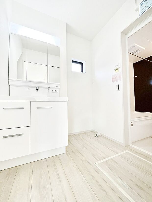 1日の始まりも心地よく!柔らかな朝の光を感じられる窓がついた洗面室