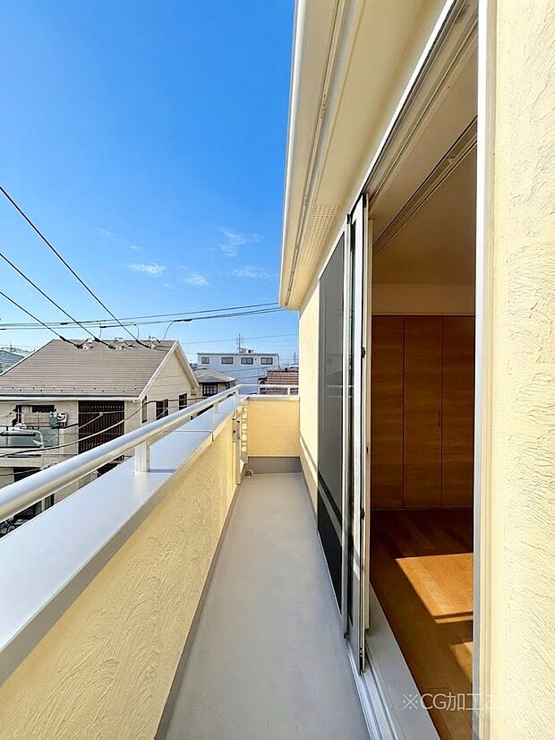 暖かな陽光が降り注ぐバルコニーはお洗濯におすすめ。爽やかな風も心地よいです。 