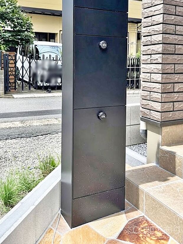 外観「宅配ボックス」　時間を気にせず宅配物をいつでも安全に受け取れます。 