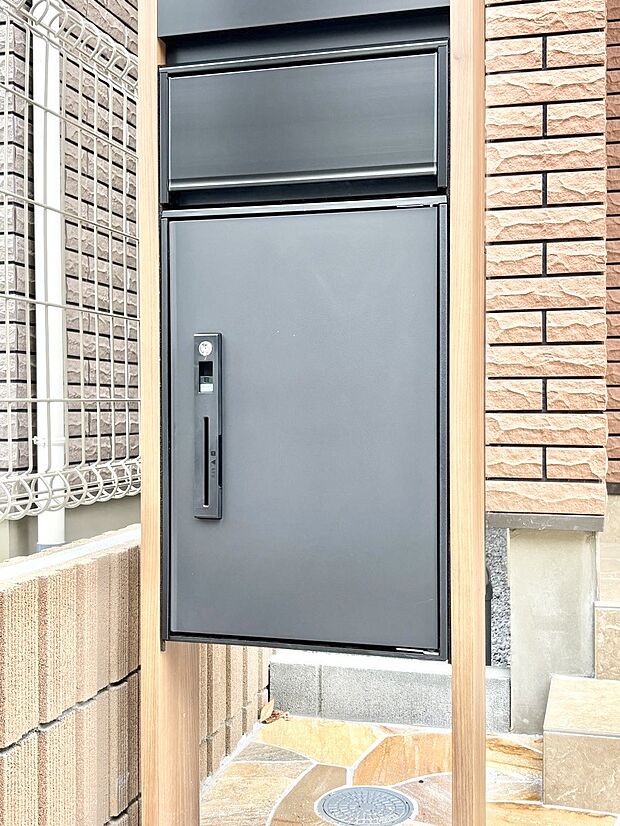 外観「宅配ボックス」 時間を気にせず宅配物をいつでも安全に受け取れます。