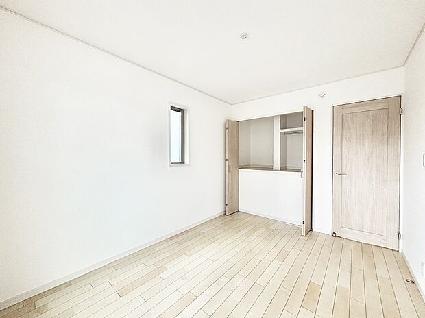お子さまのお部屋としても！衣類の整理整頓に便利なクローゼット付きの洋室。