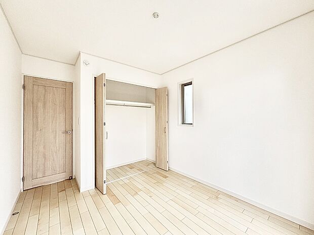 やさしい光がさしこむ居室はしっかり収納付き
