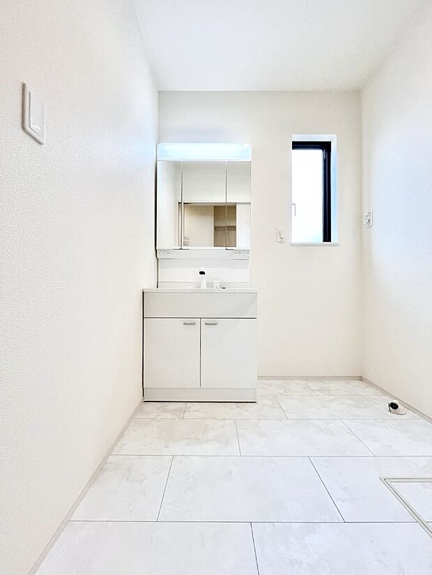 小窓がついているので湿気の多い場所でも換気ができ快適です。毎日の身支度を気持ち良く行えますね。