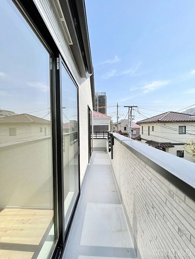 暖かな陽光が降り注ぐバルコニーはお洗濯におすすめ。爽やかな風も心地よいです。