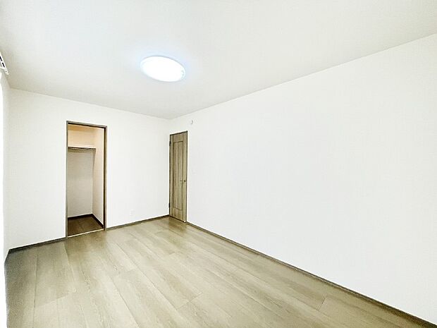 ウォークインクローゼットがあるお部屋！季節ごとの入れ替えも不要で便利です。 