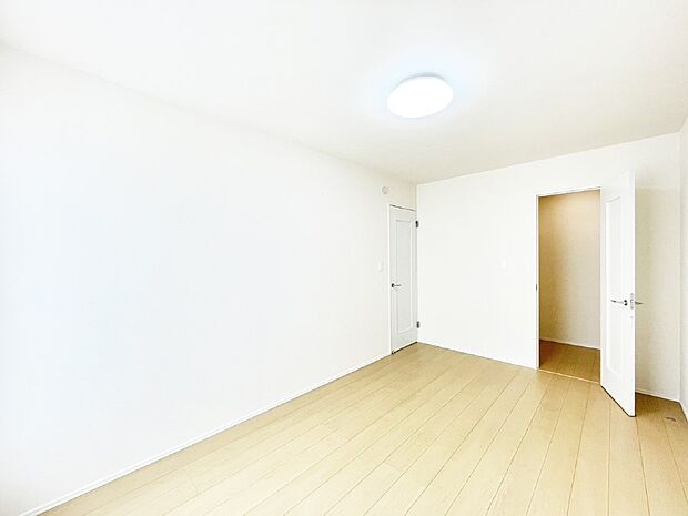 使いやすい形でベットや家具の置き方にも困ることもありません。