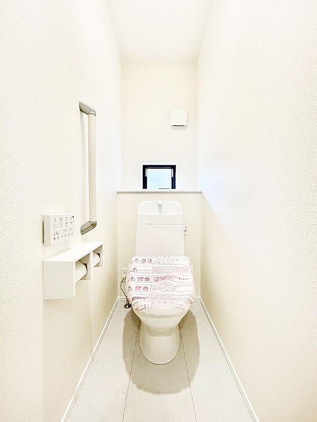 明るく清潔感のあるトイレです。