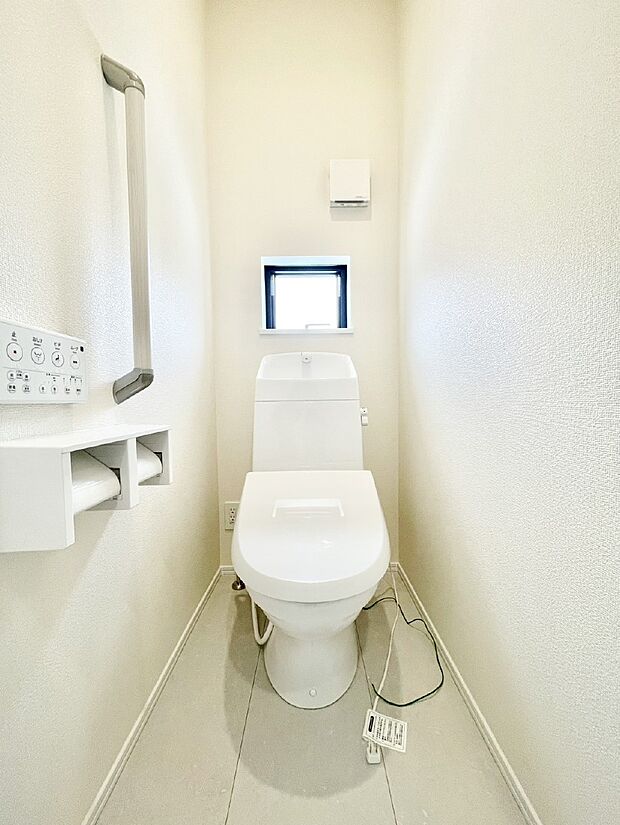 明るく清潔感のあるトイレです。