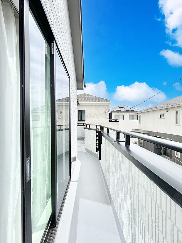 ゆったりバルコニーだから沢山お洗濯ものを干せます。
