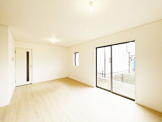 大きな窓からたっぷりの陽光と風を感じられるリビング