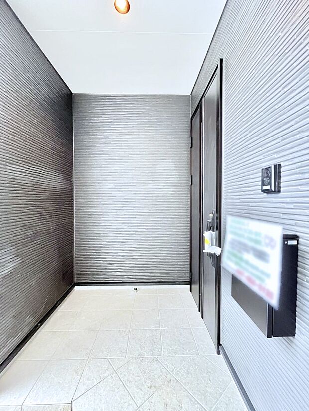 大切な家族、来客を出迎える玄関。玄関前は屋根付きで雨が降っていても濡れにくいです。