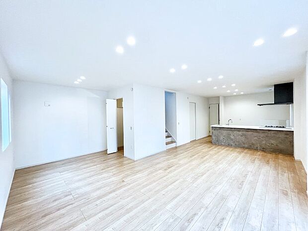 快適な床暖房付きの広々リビング。家族が自然と集まる憩いのスペースになりそう