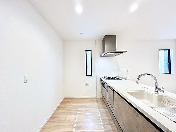 爽やかな風が通り抜けるキッチン。窓があるので明るく換気にも役立ちます。