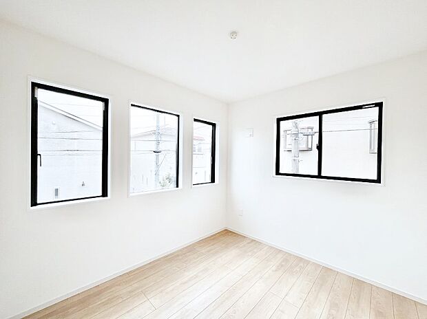 窓からのやさしい光が心地よいプライベートルーム