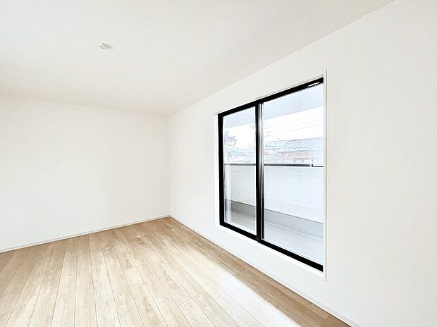 バルコニーが明るさと開放感を演出!朝スッキリと目覚められそうですね!