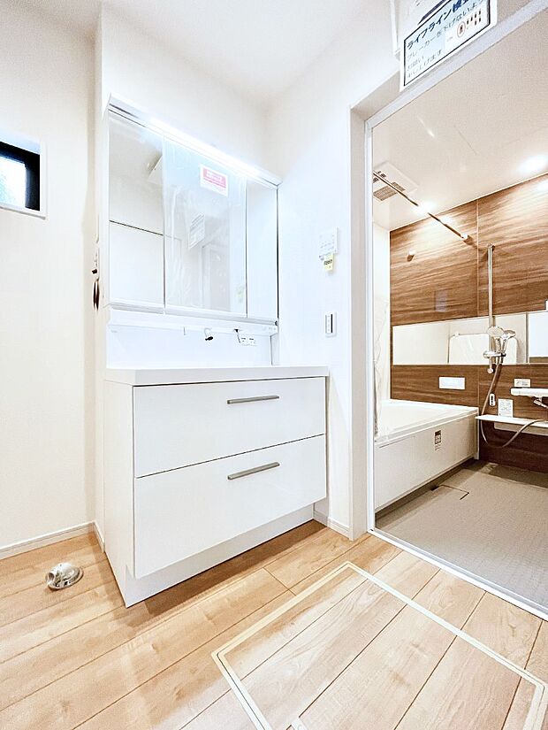 小窓がついているので湿気の多い場所でも換気が十分行えます。毎日の身支度を気持ち良く!