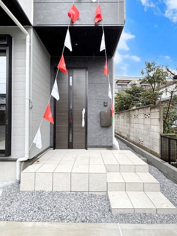 シンプルで落ち着いた雰囲気の玄関でご家族やお客様をお出迎え!