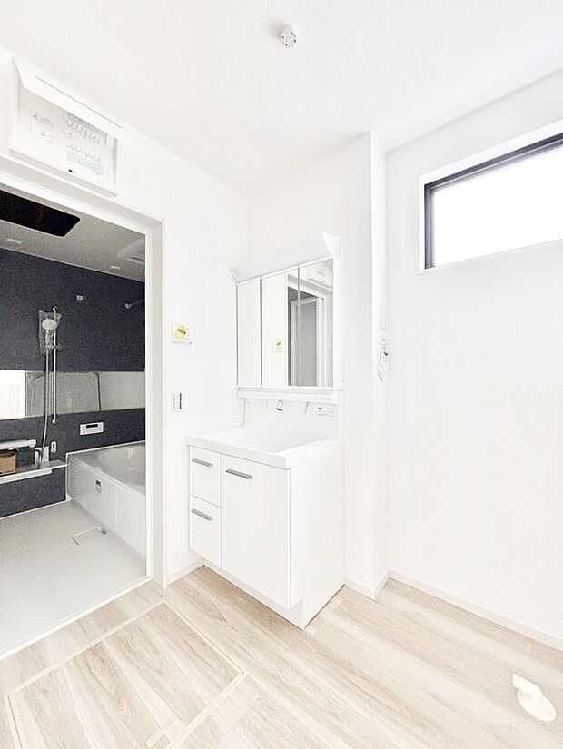 1日の始まりも心地よく!柔らかな朝の光を感じられる窓がついた洗面室