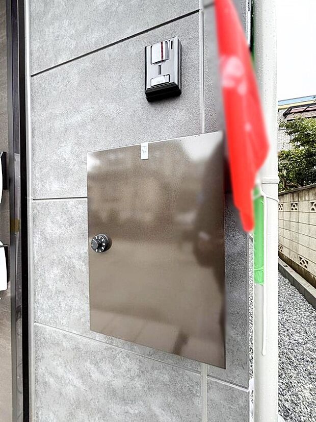 大切な郵便物の盗難を防止してくれるダイヤル錠付きのポスト