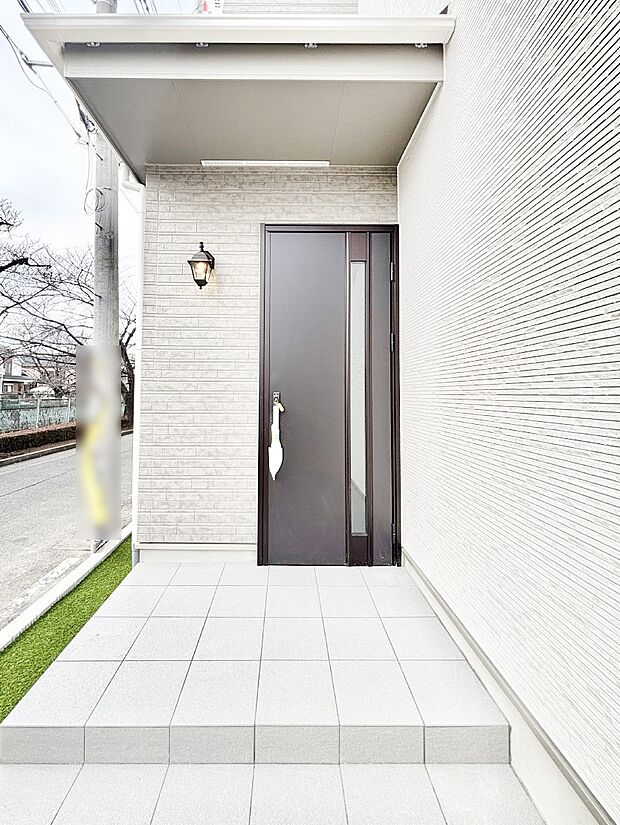 玄関前は屋根付きで雨が降っていても濡れにくいです。