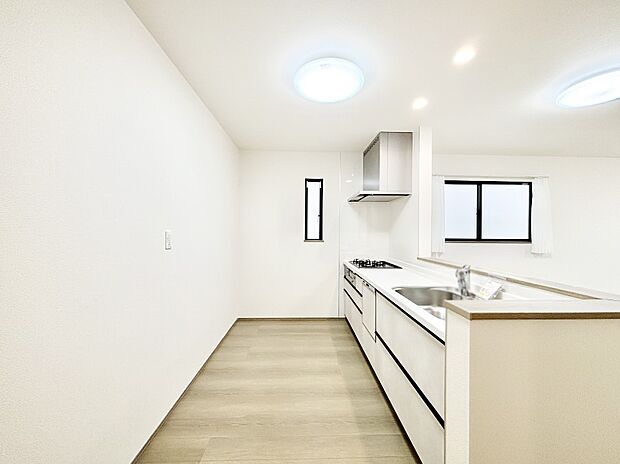 爽やかな風が通り抜けるキッチン。窓があるので明るく換気にも役立ちます。