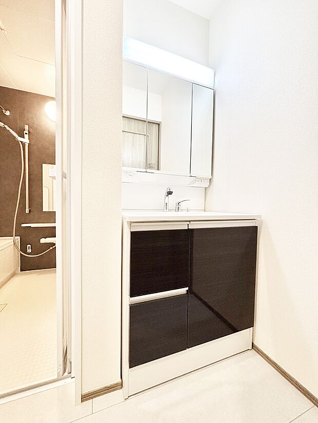 スタイリングに便利な三面鏡、ミラーキャビネットで細かい物スッキリ