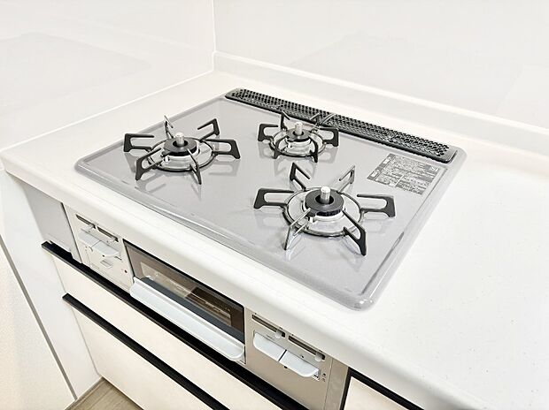 ガスコンロはSiセンサー搭載。火力調節や焦げ付き・消し忘れも防いでくれます。