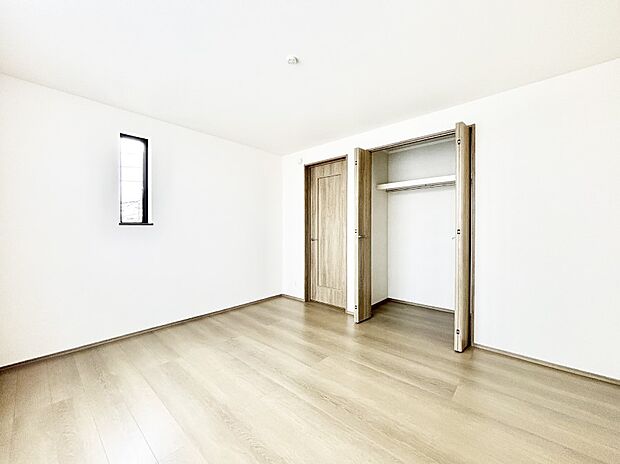 やさしい光がさしこむ居室はしっかり収納付き