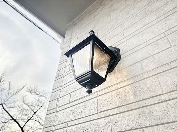 玄関先を明るく灯す外灯。遅い帰宅時もほっと安心しますね!