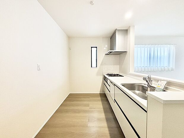 爽やかな風が通り抜けるキッチン。窓があるので明るく換気にも役立ちます。