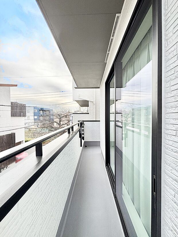 ゆったりバルコニーだから沢山お洗濯ものを干せます。