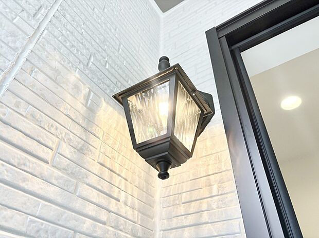 玄関先を明るく灯す外灯。遅い帰宅時もほっと安心しますね！