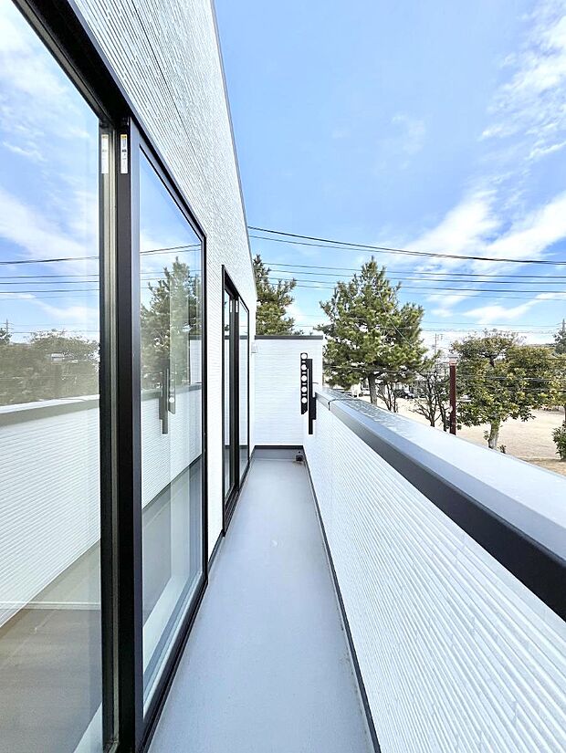 暖かな陽光が降り注ぐバルコニーはお洗濯におすすめ。爽やかな風も心地よいです。