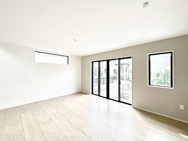 大きな窓からたっぷりの陽光と風を感じられるリビング