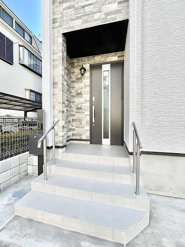 大切な家族、来客を出迎える玄関。