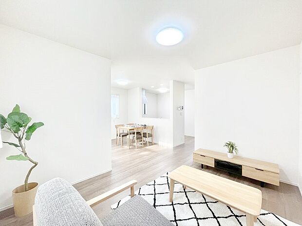 明るい陽光が注ぎ、寛ぎの雰囲気に満たされるリビング・ダイニング。 