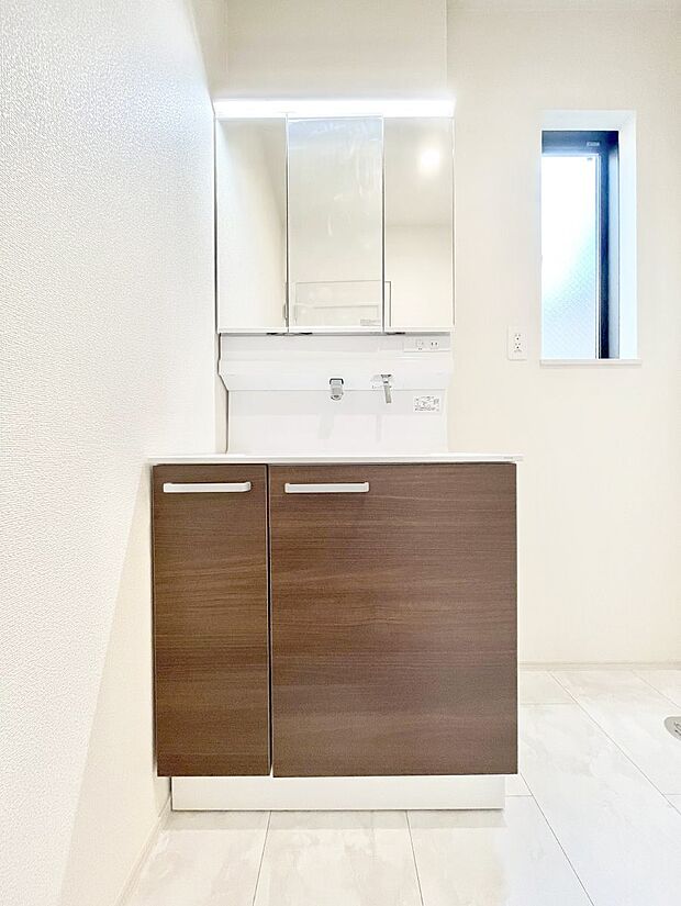 明るい洗面所は毎朝の身支度も楽しくできちゃいそうです。