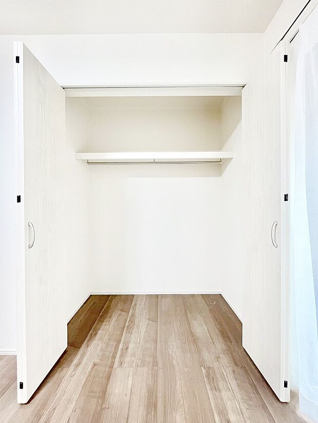 洋室のクローゼット。奥行きがあるので厚手の衣類もすっきり収まります。
