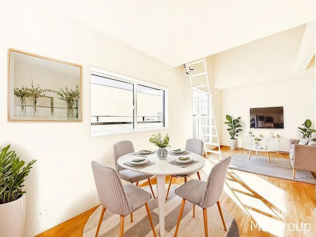 大きな窓からたっぷりの陽光と風を感じられるリビング ※家具はCGです