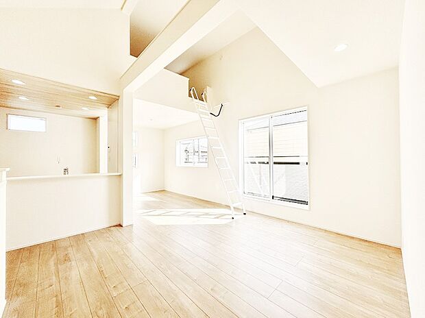 明るい陽光が注ぎ、寛ぎの雰囲気に満たされるリビングダイニング