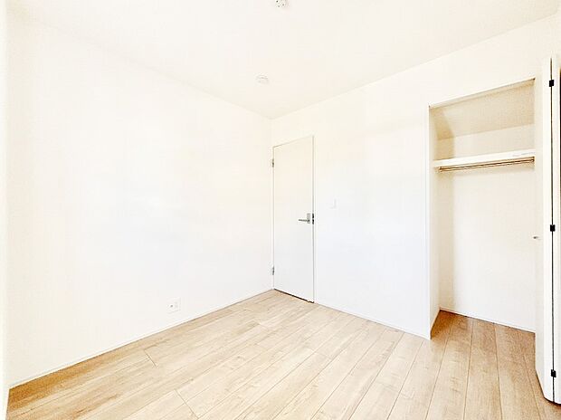 お子さまのお部屋としても!衣類の整理整頓に便利なクローゼット付きの洋室。